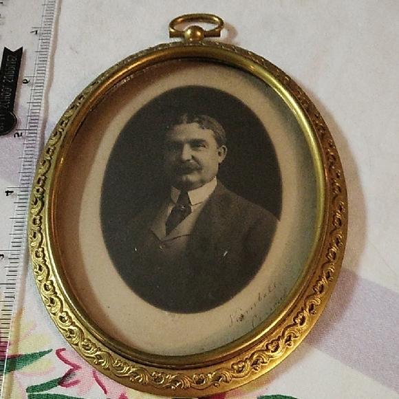 Vintage Oval Gold Frame with Portrait - Picture 4 of 4